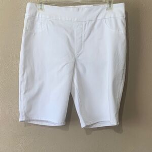 35. Chico's size 2.5 White Slim Leg Stretch Bermuda Shorts NWT
